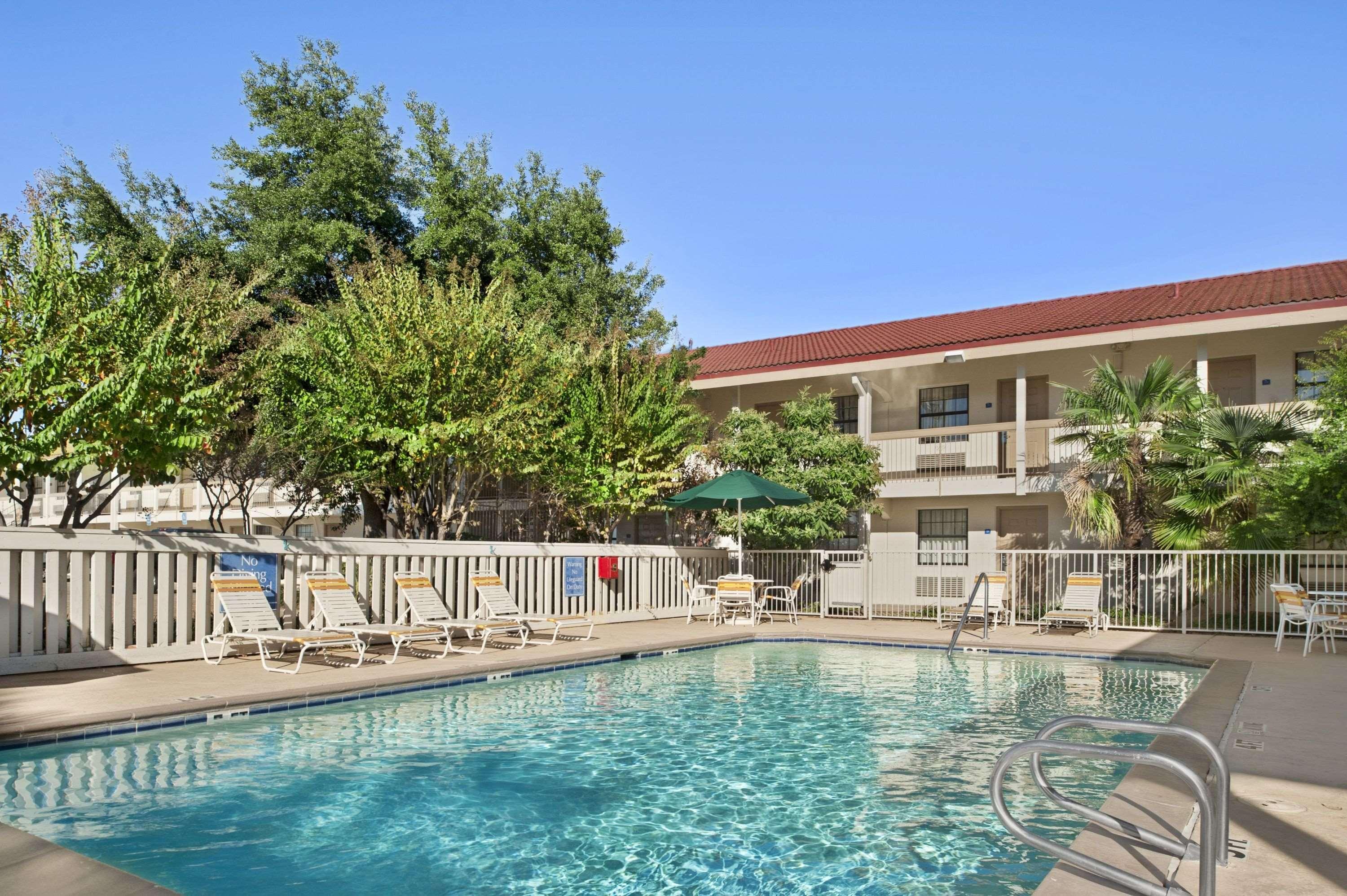 Baymont By Wyndham Longview Motel Exterior photo