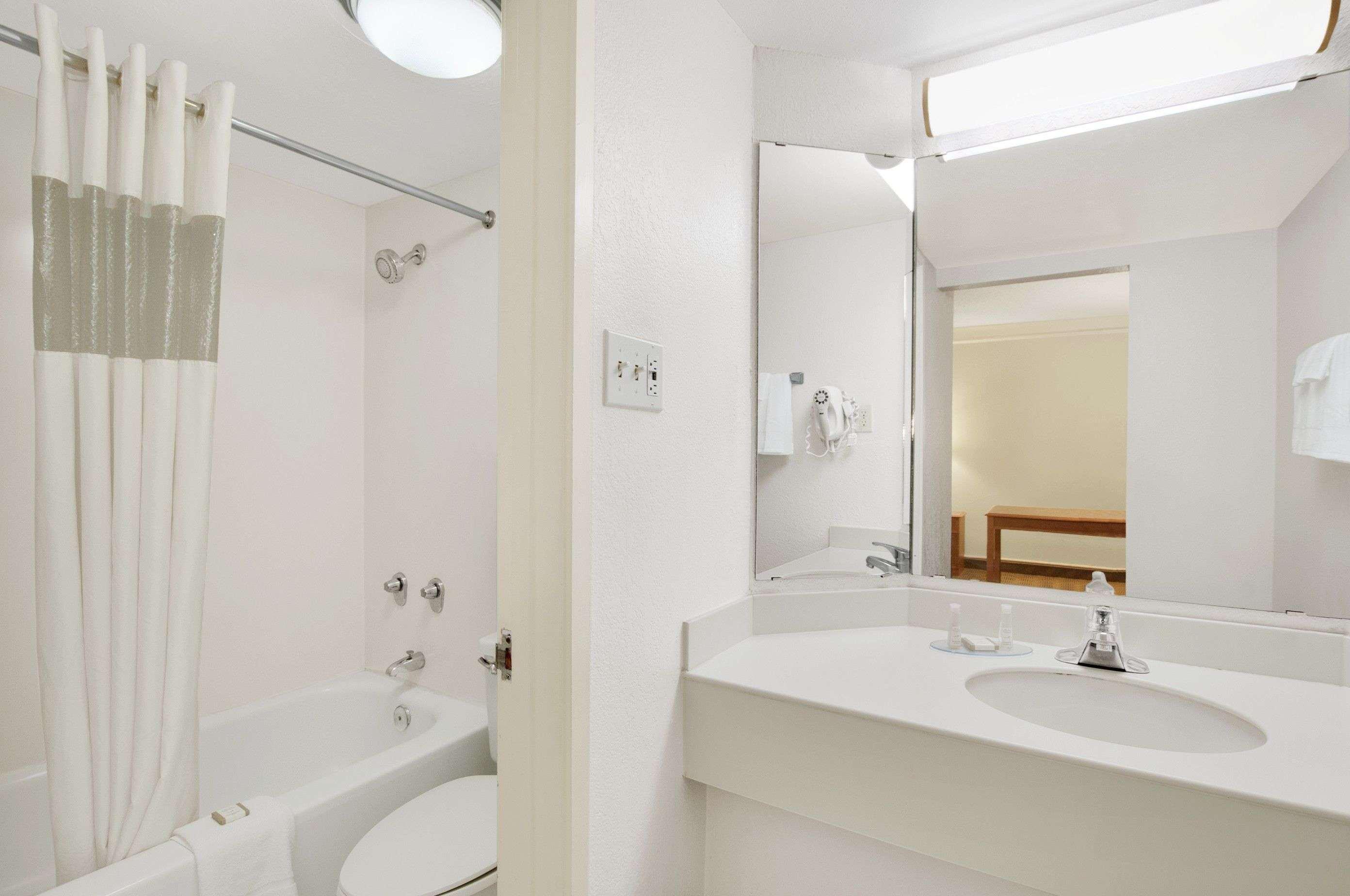 Baymont By Wyndham Longview Motel Room photo