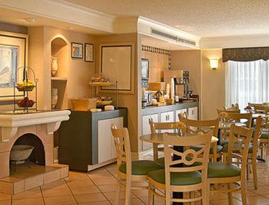 Baymont By Wyndham Longview Motel Restaurant photo